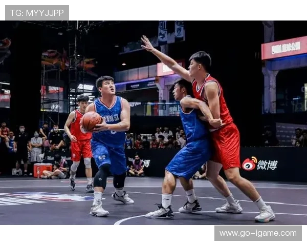 南京城市对阵无锡吴钩激战正酣 双方球员全力以赴争夺胜利